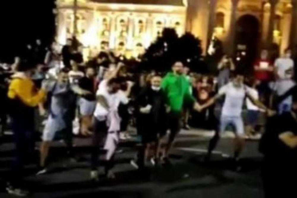 JOŠ JEDNO NELEGALNO OKUPLJANJE ANTIVAKSERA? Bez maske igraju kolo, a imaju i novu lokaciju!