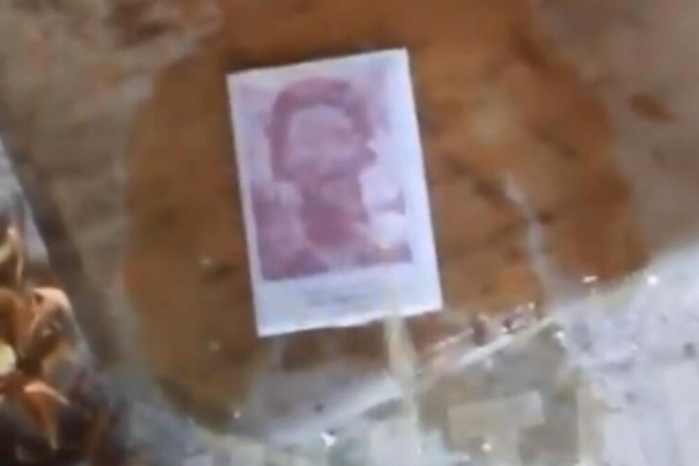 "PIJ, SVETI SAVO"! Bolesnik urinira po liku SVETITELJA UZ BOLESNE KOMENTARE, OVO JE SRAMOTA! (UZNEMIRUJUĆI VIDEO)