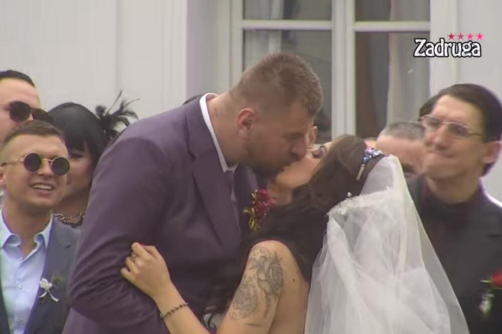 MAJA MARINKOVIĆ VENČALA JANJUŠA I ALEKSANDRU, ALI IH STROGO UPOZORILA: Oni se pred njom poljubili u usta! (VIDEO)