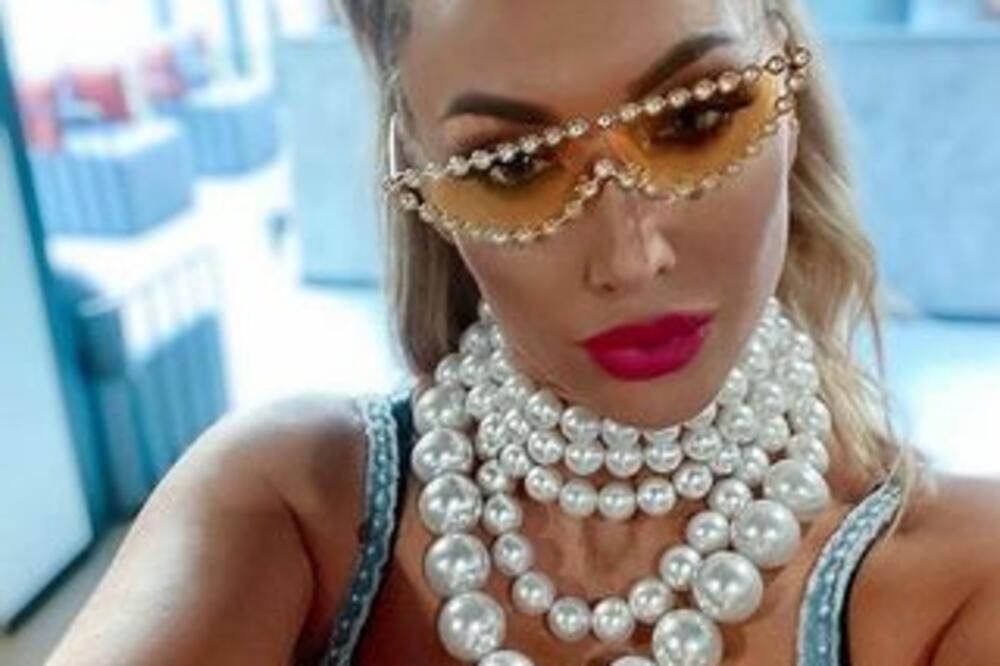 "TEŠKO ONOM U KOG SE ZALJUBIM!" GOGA SEKULIĆ ISPOZIRALA U BIKINIJU UZ BEZOBRAZNU PORUKU: Šta je ovim htela da kaže?