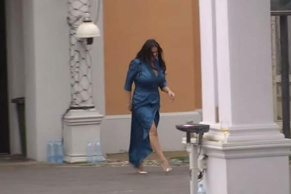 DA LI JE OVO NAJJAČI DEKOLTE SRPSKE ESTRADE? Pevačica PRIRODNE LUBENICE jedva obuzdava, SVI ZUMIRAJU OVO ČUDO