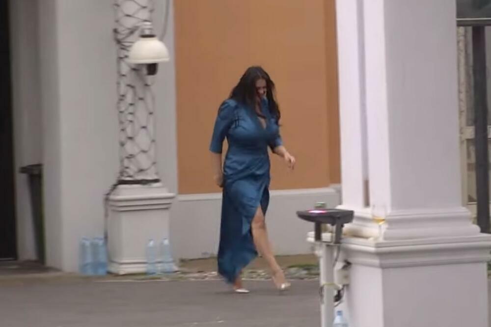 PALA U DEPRESIJU, NIJE MOGLA DA PODNESE: Naša pevačica je bila na korak do samoubistva, razlog će vas RASTUŽITI