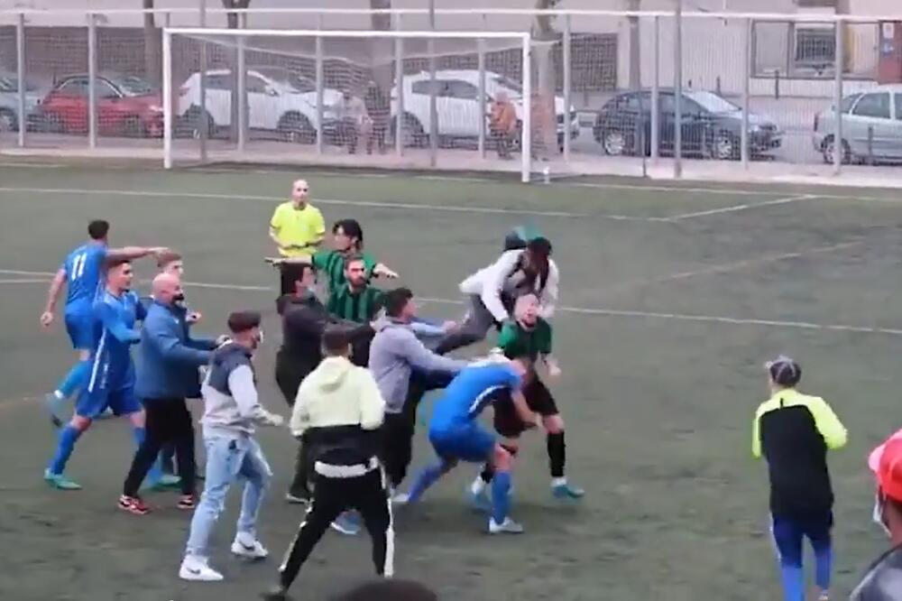 OPŠTA TUČA NA TERENU U ŠPANIJI: Igrači krenuli, navijači "raspalili" obračun, tukao ko je koga stigao! (VIDEO)