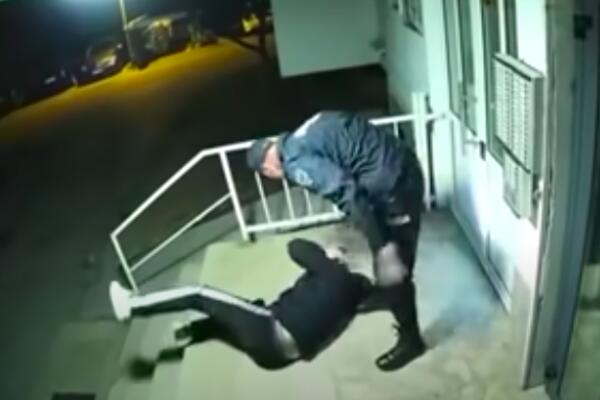 HITNO, ŠIRI SE SNIMAK! Policajci BRUTALNO PRETUKLI MLADIĆA ispred zgrade, odmah je prebačen u bolnicu! (VIDEO)
