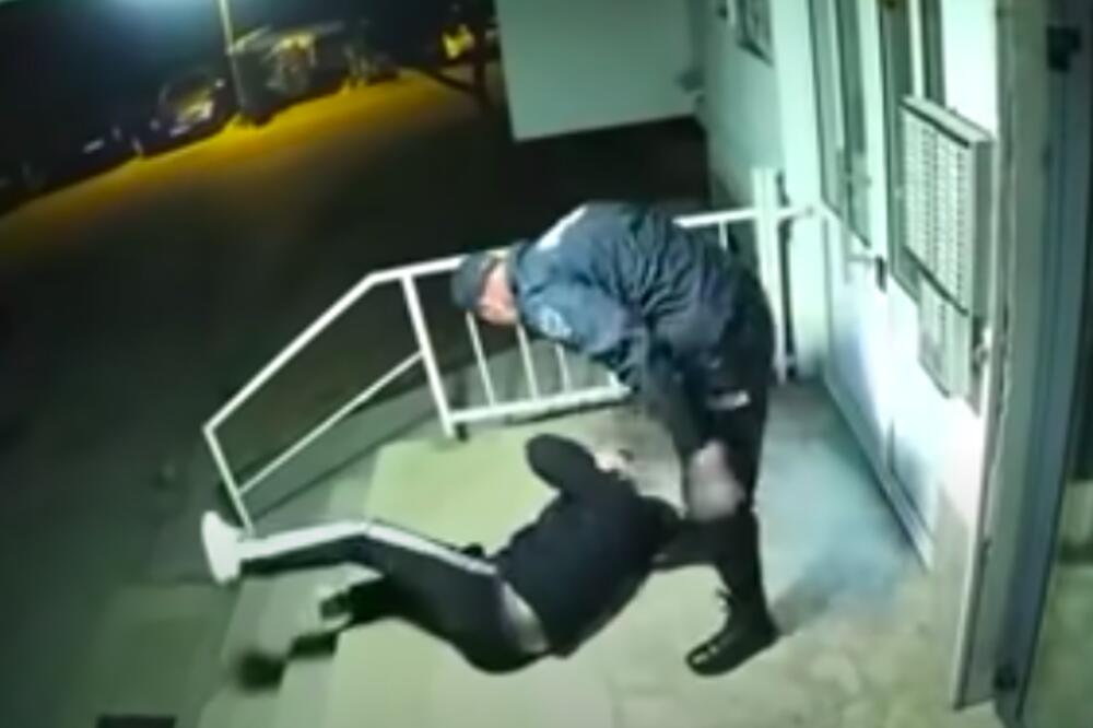 HITNO, ŠIRI SE SNIMAK! Policajci BRUTALNO PRETUKLI MLADIĆA ispred zgrade, odmah je prebačen u bolnicu! (VIDEO)