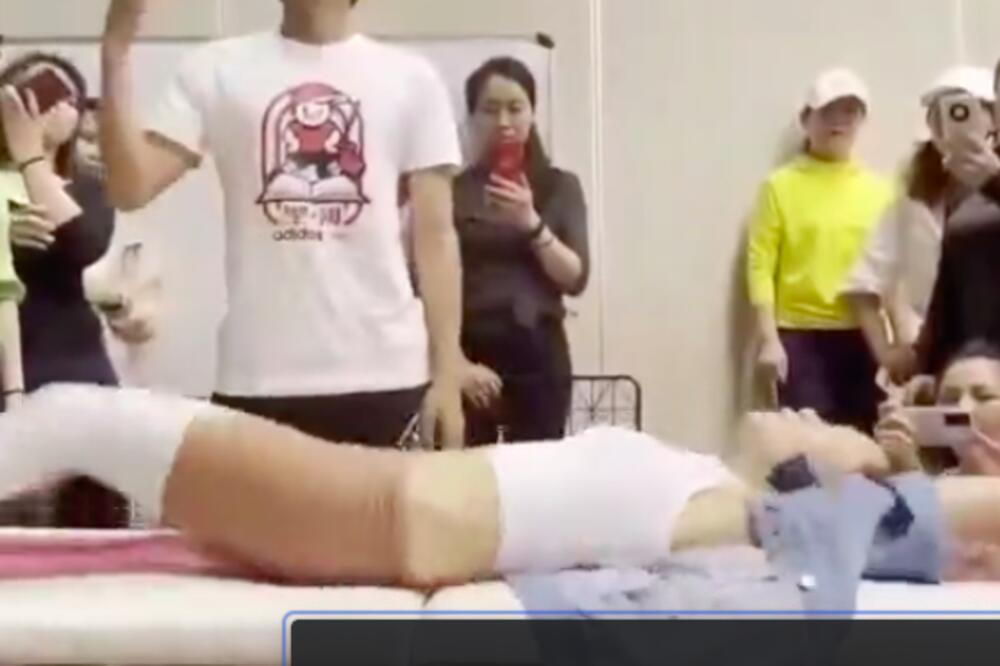 TRESE SE KAO DA NEMA SUTRA POŠTO JE ON PIPNUO DOLE! Ovaj čovek ima MAGIČNE RUKE, ili... (VIDEO)