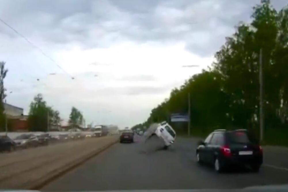 NEVEROVATNA SCENA SNIMLJENA NA PUTU: Automobil je samo ODLETEO U VAZDUH, tek kasnije je bilo jasno ZAŠTO (VIDEO)