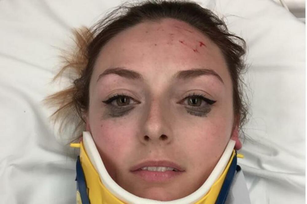 OBJAVILA SELFI IZ BOLNIČKOG KREVETA NAKON TEŠKE NESREĆE: Ljudi uočili krajnje BIZARAN DETALJ,da li ga vidite?(FOTO)