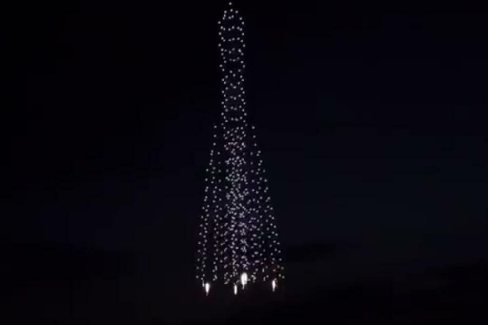 SPEKTAKL IZNAD VELIKOG NOVGORODA: Stotine dronova se poređalo u obliku simbola RUSKOG OSVAJANJA SVEMIRA! (VIDEO)