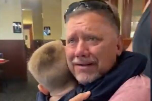 EMOTIVAN SUSRET! DEKA NIJE MOGAO DA OBUZDA SUZE: Godinu dana nije video UNUKA, u momentu se rasplakao! (VIDEO)