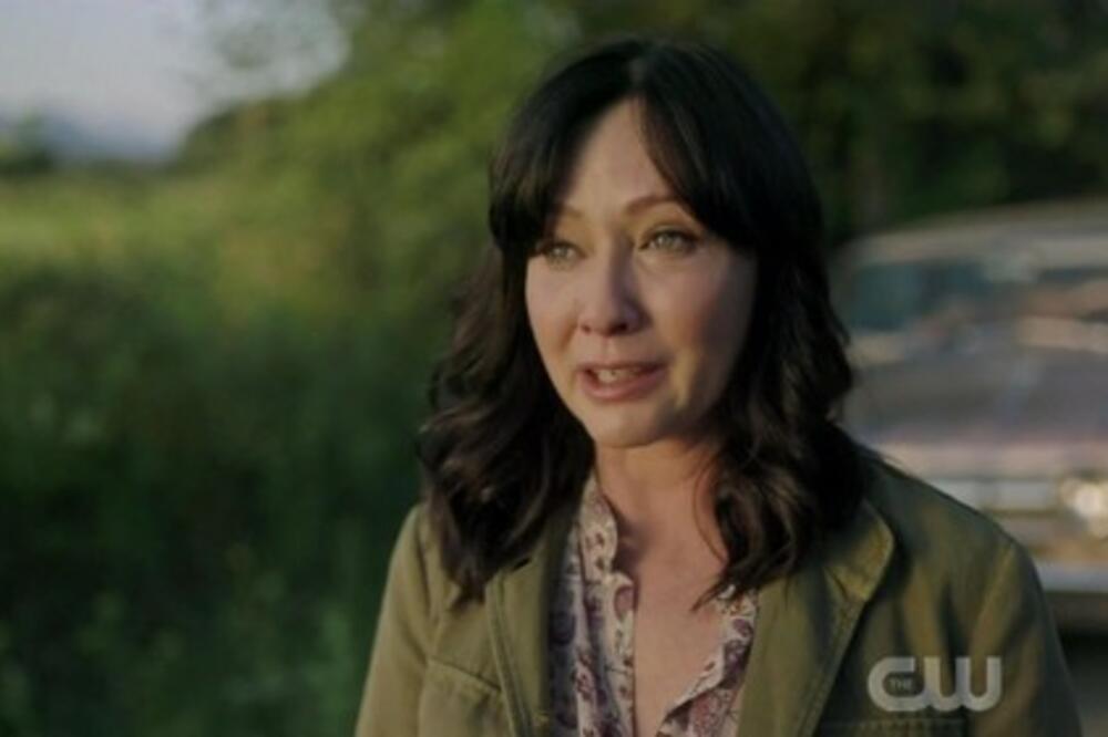 GLUMICA DO DETALJA ISPLANIRALA SVOJU SAHRANU: Želi da joj se PEPEO pomeša sa POSMRTNIM ostacima pokojnog OCA i psa