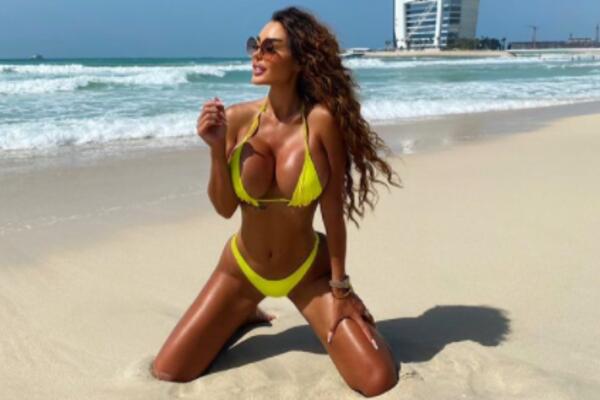 ANA KORAĆ U MINIJATURNOM KUPAĆEM ZALUDELA DUBAI: Jače udara nego sunce, BOLI GLAVA OD PRIZORA! (FOTO)