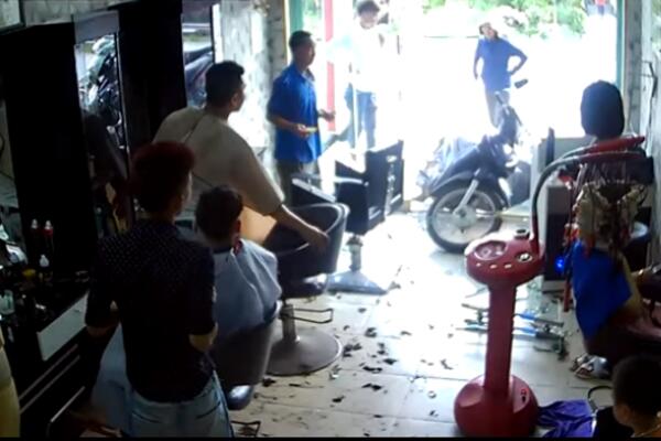 NEUSPELI POKUŠAJ PARKIRANJA MOTORA: Scena koja se viđa samo jednom u životu (VIDEO)