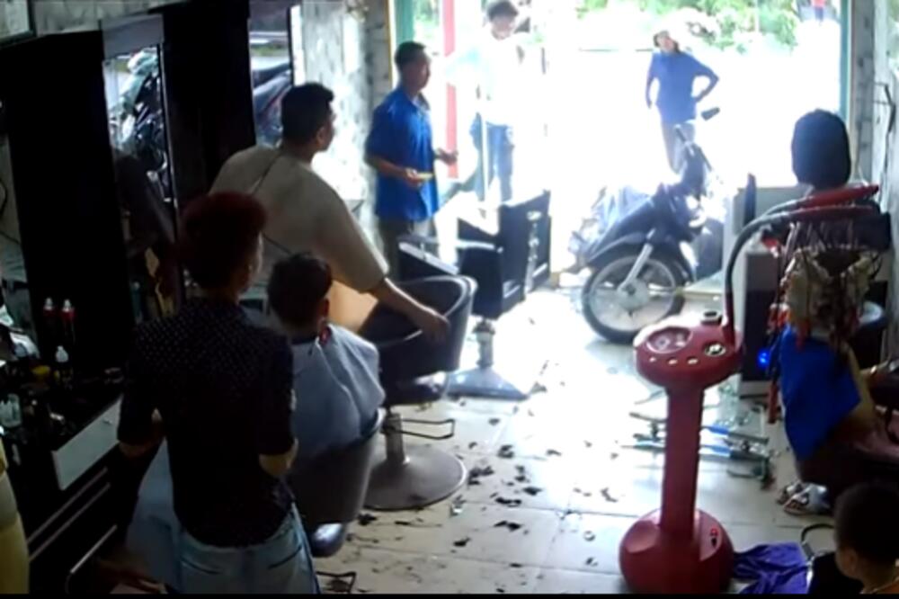 NEUSPELI POKUŠAJ PARKIRANJA MOTORA: Scena koja se viđa samo jednom u životu (VIDEO)