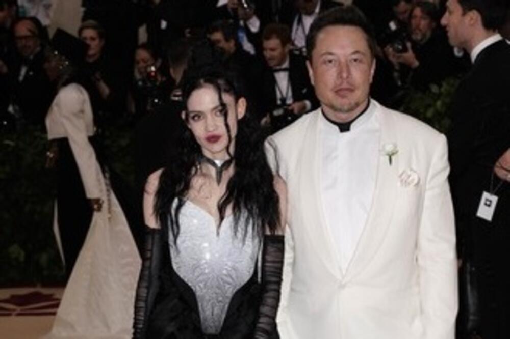 JEZIVA LEĐNA TETOVAŽA MASKOVE DEVOJKE: Ceo svet zgrožen, ona šokirala: "Biće to divni vanzemaljski ožiljci"! (FOTO)