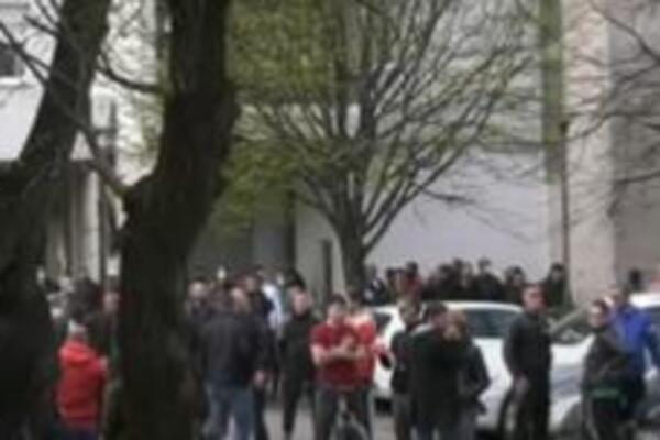 MOSTARCI IZAŠLI NA ULICE ZBOG PREBIJANJA MLADIĆA: Protest ispred stanice protiv policijske brutalnosti!