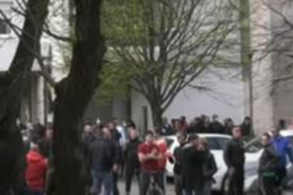 MOSTARCI IZAŠLI NA ULICE ZBOG PREBIJANJA MLADIĆA: Protest ispred stanice protiv policijske brutalnosti!