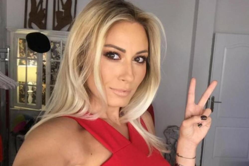 Da li je moguće da ovako dobro izgledaš, ženo? Dajana obukla šorts i pokazala čime raspolaže, kakav avion