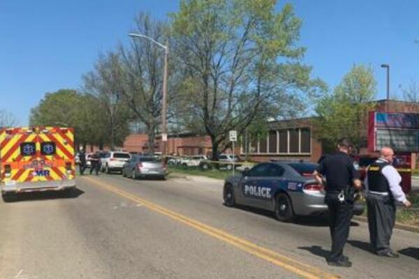IZBILA PUCNJAVA U TRŽNOM CENTRU NA LONG AJLENDU: Najmanje jedna osoba ubijena, napadač pobegao autobusom!