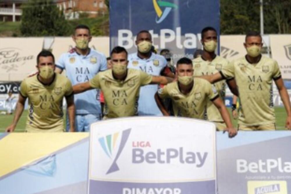 OVO DO SADA NIGDE NIJE BILO: Klub iz Kolumbije utakmicu počeo u formaciji 3-2-1!