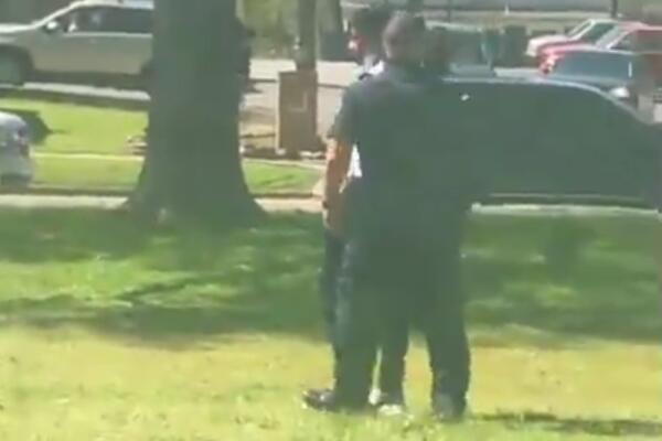 RANJEN POLICAJAC U PUCNJAVI U SREDNJOJ ŠKOLI! Objavljeni snimci JEZIVOG NAPADA U SAD! (VIDEO)