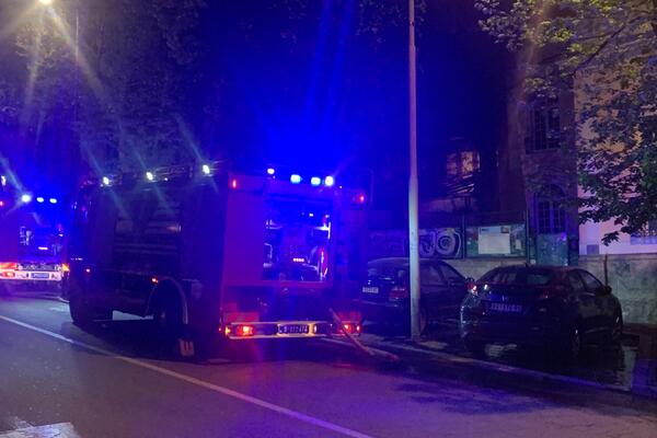 GORI KUĆA U CENTRU BEOGRADA! Na terenu su tri vozila vatrogasne jedinice, rade na lokalizovanju požara!