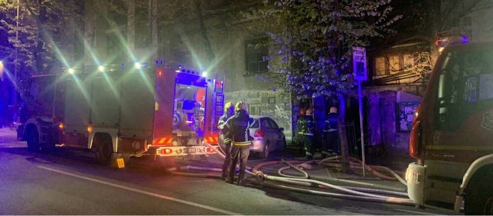 Vatrogasci gase požar