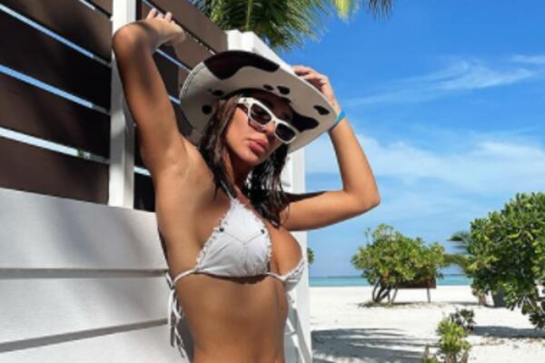 NJENO VATRETO TELO OBARA SA NOGU, A TEK DA JE VIDITE U OVOM IZDANJU: Spremite se da gorite od plamena strasti!