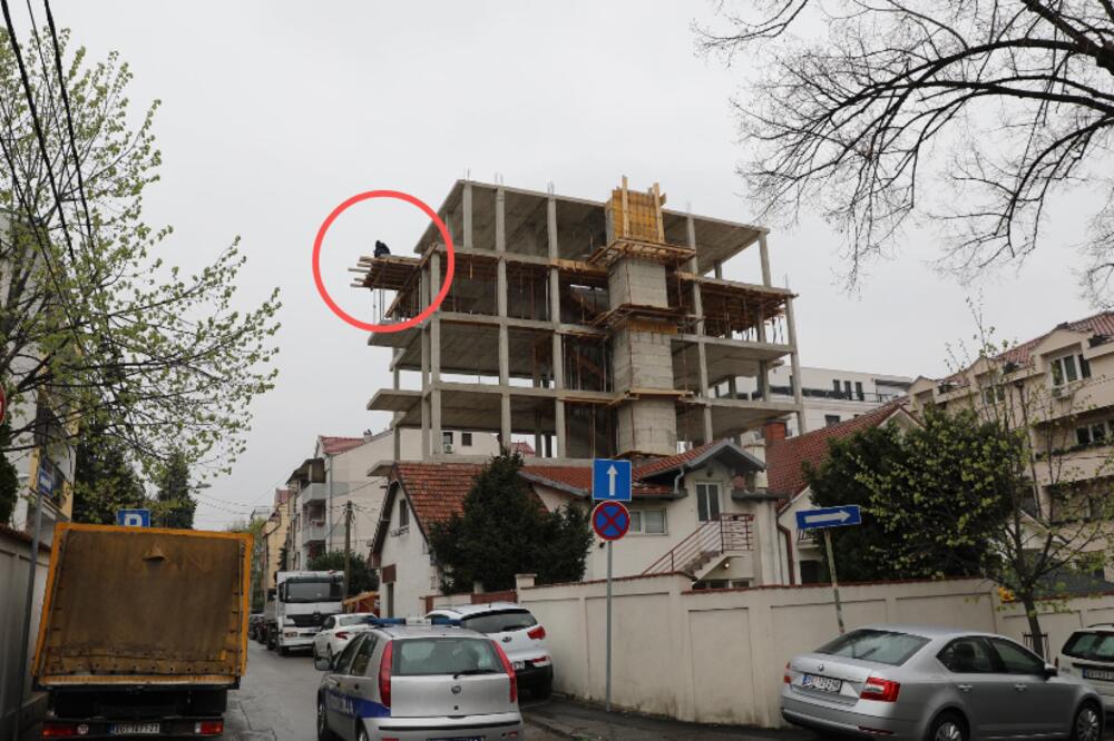 PRVE SLIKE SA LICA MESTA! Brat investitora sišao sa vrha zgrade, situacija je bila napeta (FOTO)