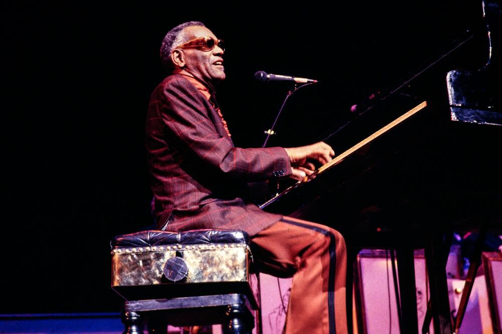 ON JE NAJSKANDALOZNIJI PEVAČ: Oslepeo je zbog bratove SMRTI, obožavao je HEROIN, a imao je čak 10 žena i BRDO DECE!