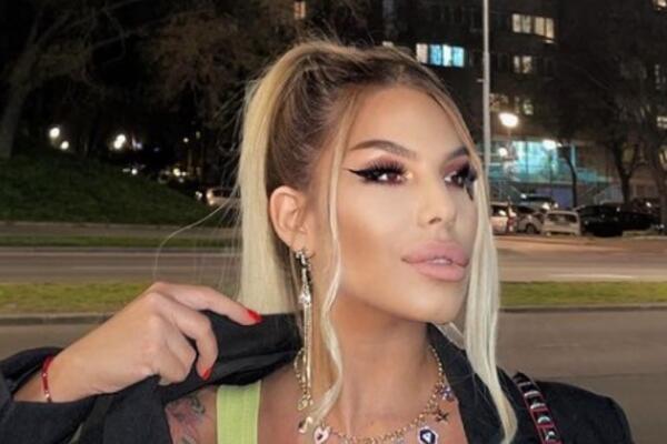 HOT NINA U TERETANI! Provokativna poza i zategnuto telo KAO PRAĆKA: Svi gledaju u GORNJI DEO