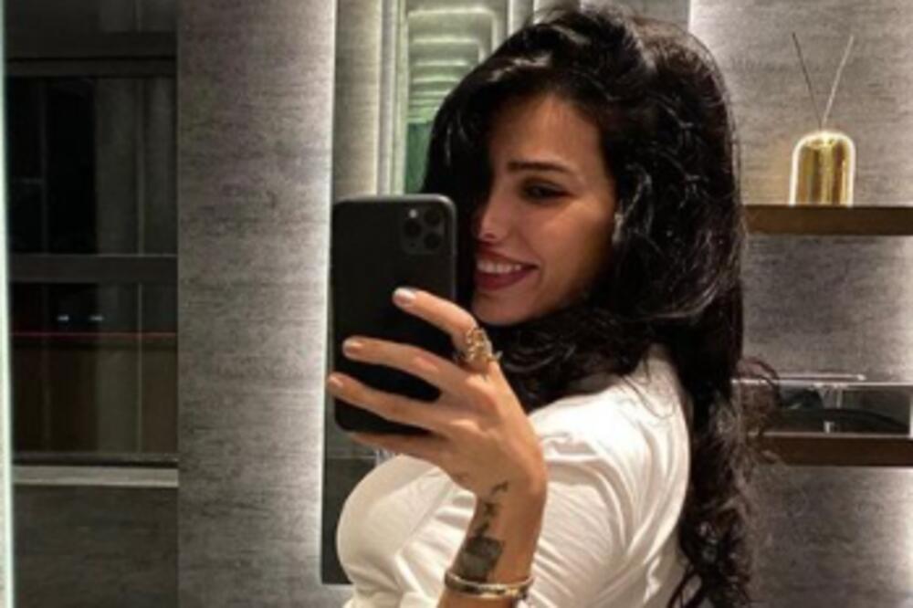 HTEO JE ZA NOVAC DA PROVEDE SAT VREMENA SA NJOM! Nepristojnu ponudu je dobila supruga srpskog fudbalera (FOTO)