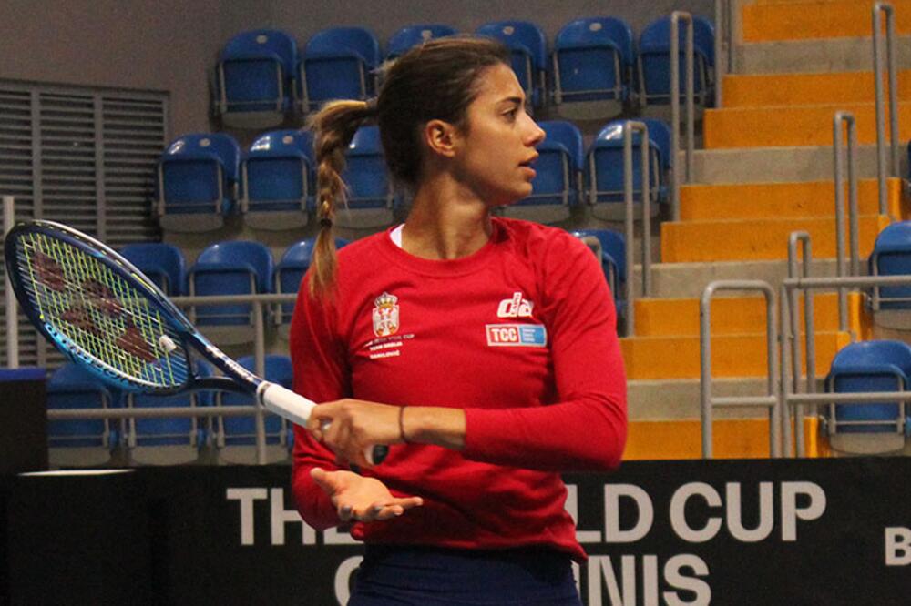 OLGA NE SKIDA OSMEH SA LICA: "Borimo se zajedno za pobedu naše Srbije" (FOTO)