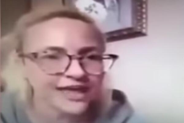 NASTAVNICA VIKALA NA ĐAKE TOKOM ONLAJN NASTAVE! Video podelio javnost, neki je osuđuju, a neki podržavaju