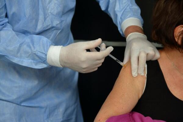 DRAMA U AUSTRIJI: Doktorka više osoba vakcinisala istim ŠPRICEM!