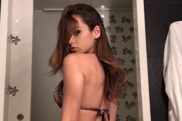 NAJPROVOKATIVNIJA VODITELJKA NA SVETU PREKSTILA NOGE U MINIJATURNIM GAĆICAMA: Na međunožju interesantan print!