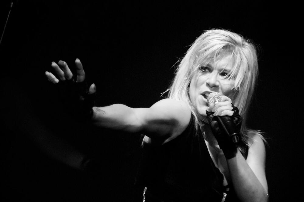 BILA JE MUŠKI SAN, NJENO IME SU TETOVIRALI NA ČELU, A ONA JE VOLELA ŽENE: Ima 55 godina i dalje poručuje DODIRNI ME