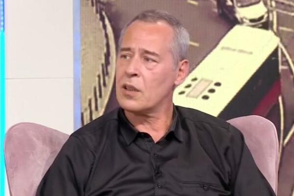 GLEDAMO GA U SERIJI "IGRA SUDBINE", A DA VIDITE KAKVU BOMBETINU IMA: Mlađa je od njega 15 godina, PLAVA ŠEHERZADA!