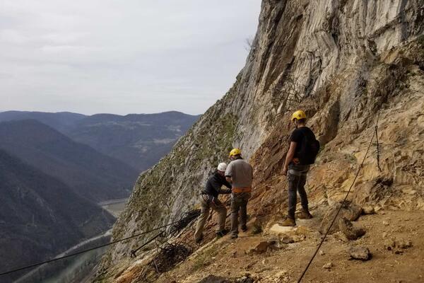 POZNAT IDENTITET NASTRADALOG PLANINARA IZ SRBIJE: Muškarac (32) pao sa litice na planini Velež