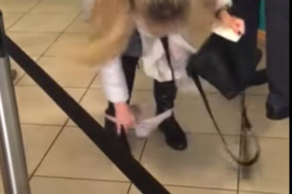 BLAM! KRENULA DA PODIGNE NOVAC PA OSTALA BEZ JEDNE VAŽNE STVARI: Primetila tek kad je krenula da hoda (VIDEO)