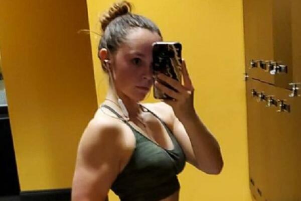 SARA (26) JE SVOJIM VRŠNJAKINJAMA KRIŠOM RADILA NEŠTO UŽASNO: Svi su u ŠOKU jer se MLADA DEVOJKA odlučila na TO