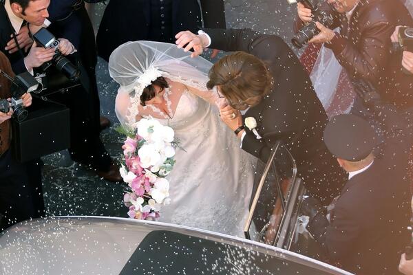 LEJDI GAGA U VENČANICI: Osvanule SENZACIONALNE fotke! Svi komentarišu DAMU u BELOM! (FOTO)