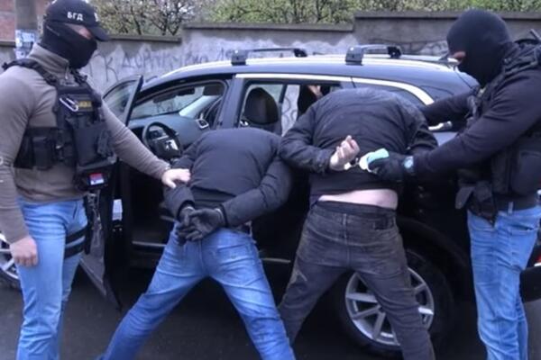 UKRALI AUTO I ODVEZLI SE: Policija uhapsila dva muškarca u Zrenjaninu!