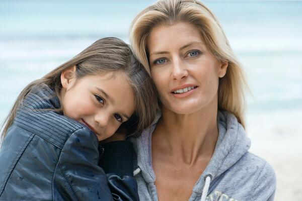 Zbog čega nije dobro da MAJKE budu DRUGARICE sa svojim ĆERKAMA? Postoje RAZLOZI, ali da li je BAŠ TAKO?