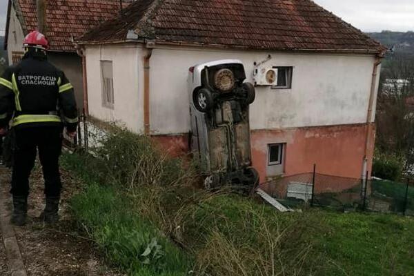 Mesto na kome se danas dogodio nesvakidašnji udes - AUTO SE VERTIKALNO ZAKUCAO U KUĆU, crna tačka u Beogradu