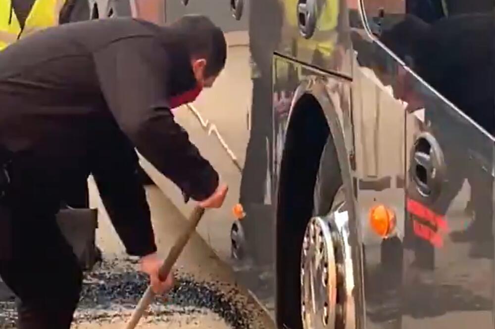 NEPRIJATNA UVERTIRA REVANŠ UTAKMICE: Fudbaleri Reala zamalo povređeni u Liverpulu (VIDEO)