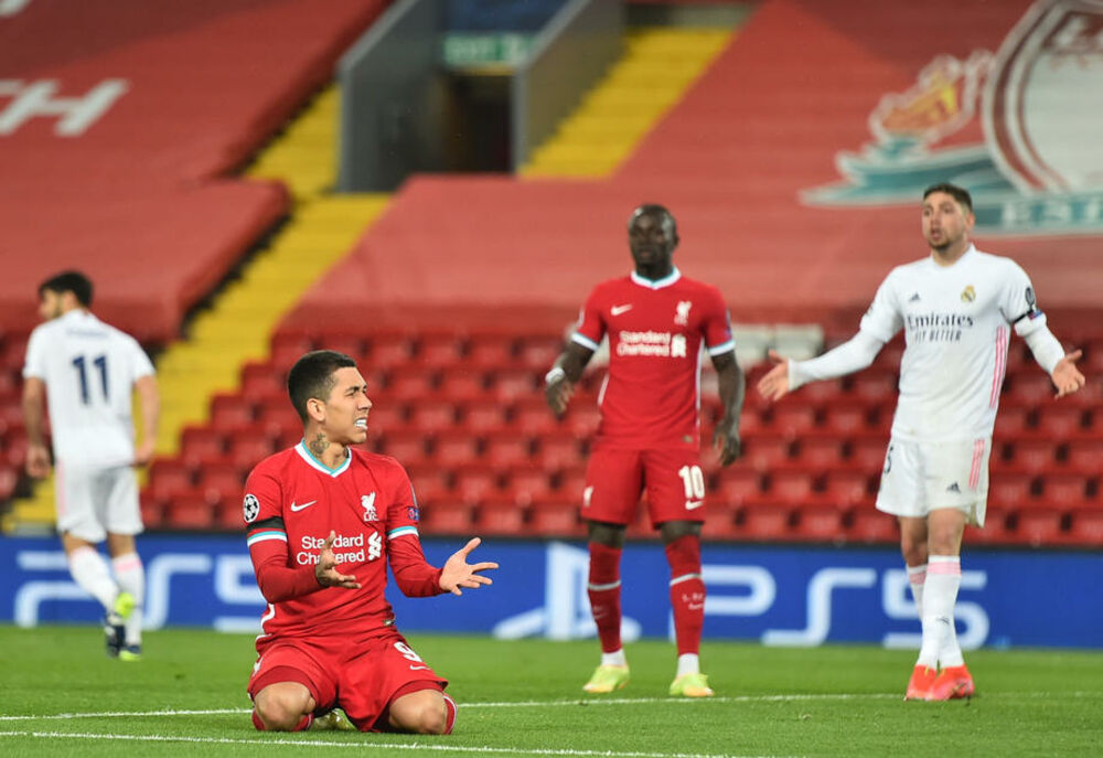 Roberto Firmino na kolenima