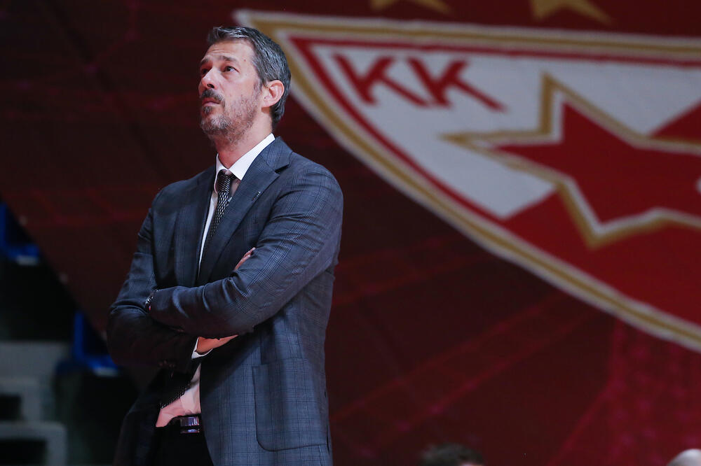 SAD GA VIDIŠ, SAD GA NE VIDIŠ: Trener Cedevite "procedio kroz zube" par reči i nestao sa konferencije! (VIDEO)