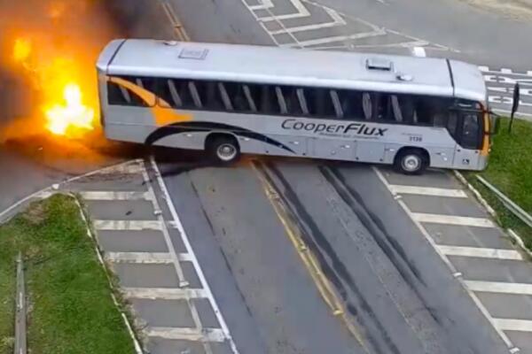SNIMLJENA STRAVIČNA NESREĆA: Autobus i cisterna UNIŠTILI automobil, nesrećni čovek na mestu poginuo (VIDEO)