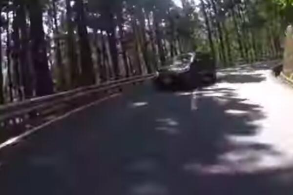 MOTOCIKLISTA JE SNIMAO VOŽNJU KAMEROM NA KACIGI: Usledio je pravi PAKAO! (VIDEO)